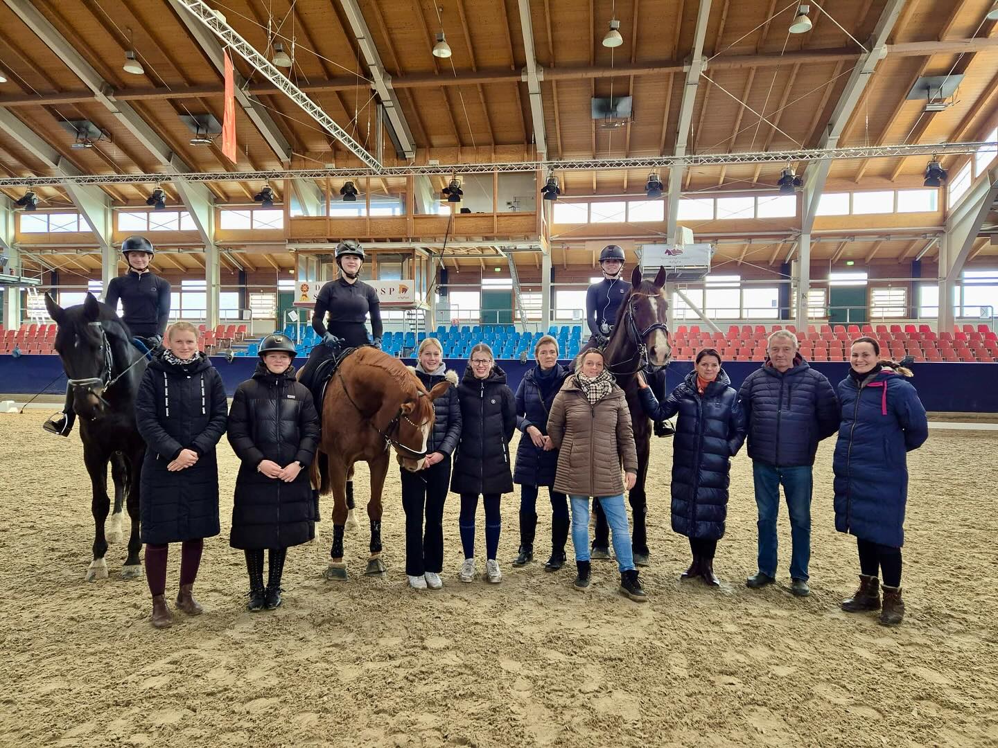 Bundestrainerin an unserer Schule! 🤩🐴
Zwei Tage lang trainierte Bundestrainerin Caroline Roost unsere Nachwuchs-Reittale
