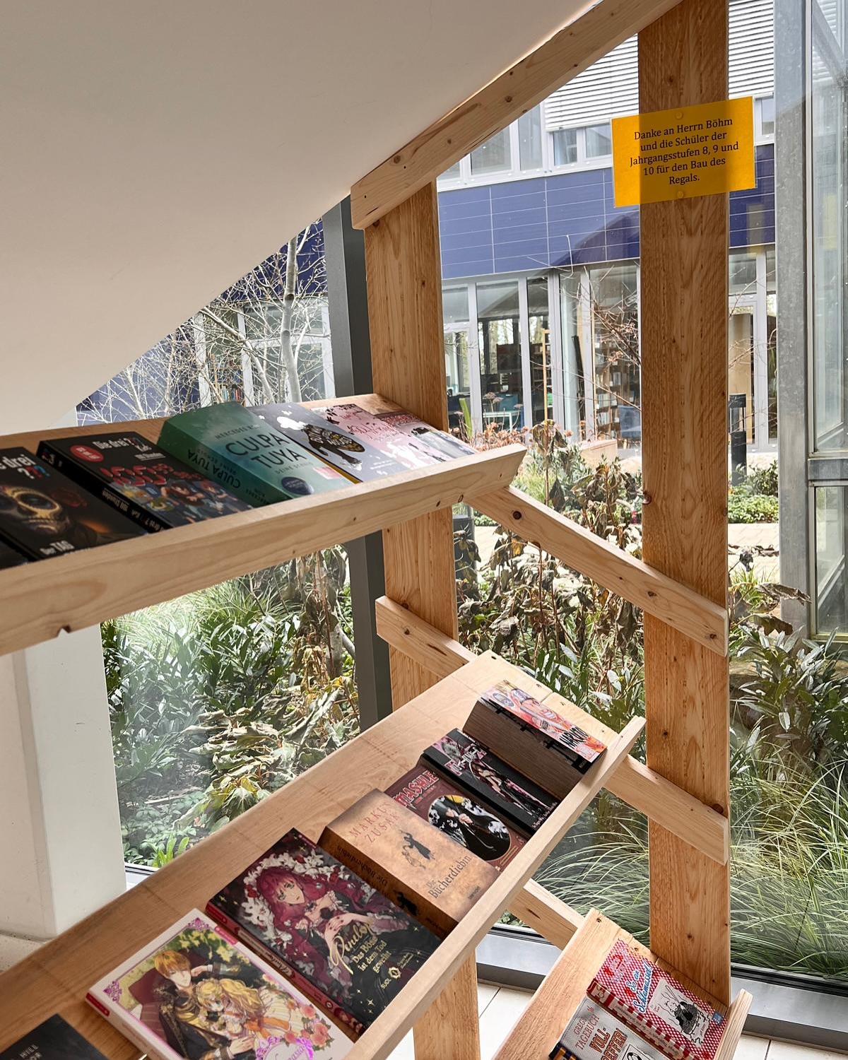 ⸻

📚✨ Neues Bücherregal für unsere Schule! ✨📚

Dank Herrn Böhm und den Schüler:innen der Jahrgangsstufen 8, 9 und 10 hab