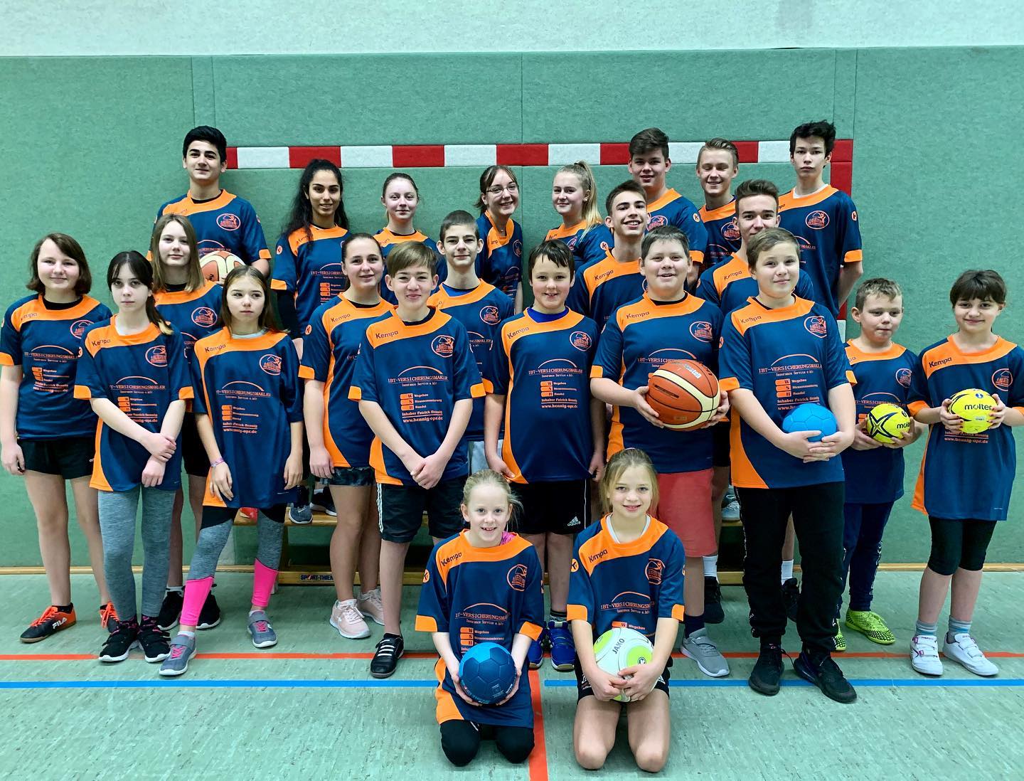 Pünktlich zum Weihnachtsvolleyball-Turnier wurden unsere neuen Trikots geliefert. Damit sind wir bei den Wettkämpfen in 