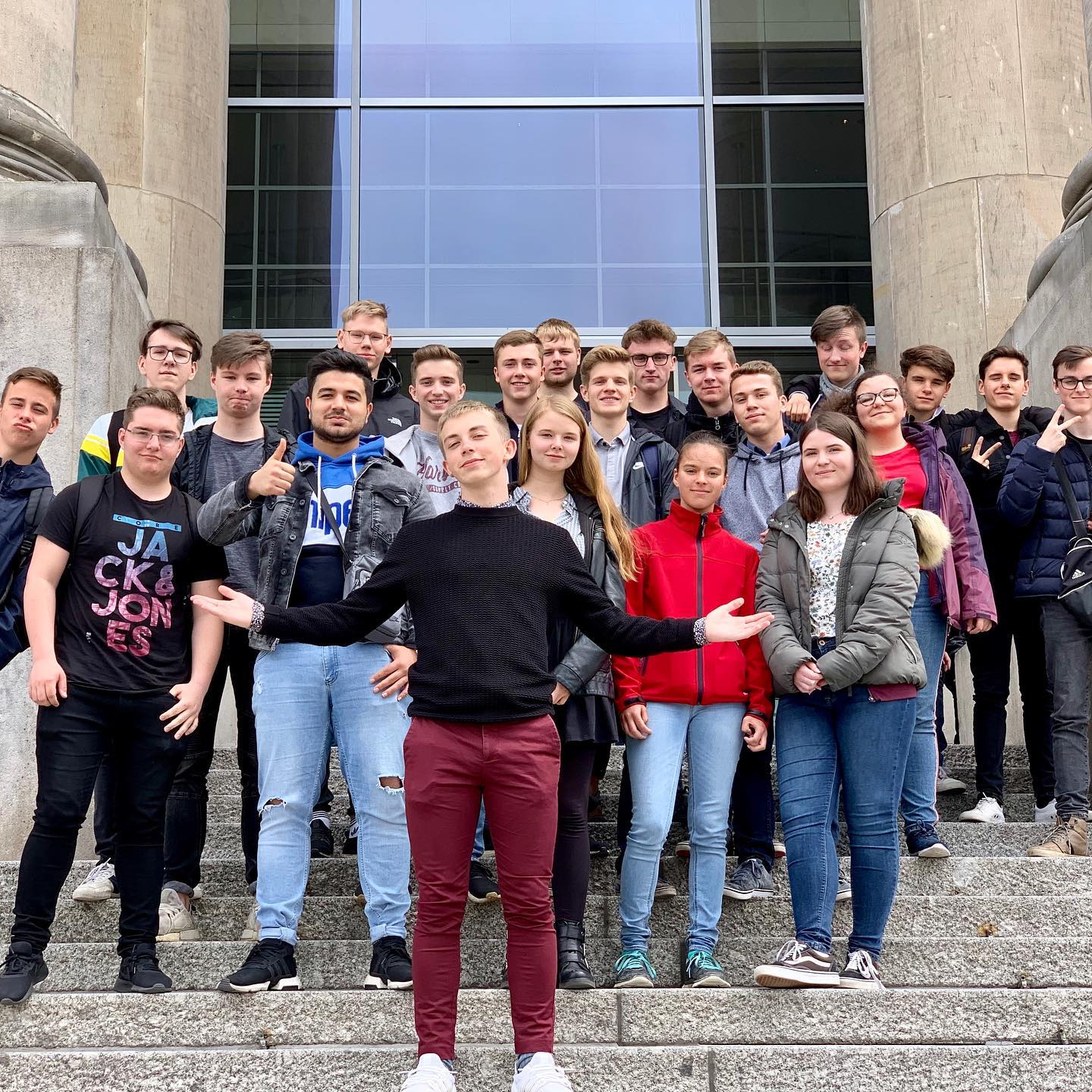 Für unseren Politik-Leistungskurs ging es heute unter Leitung von Dr. Tatje in den Bundestag. Nach dem Besuch einer Plen