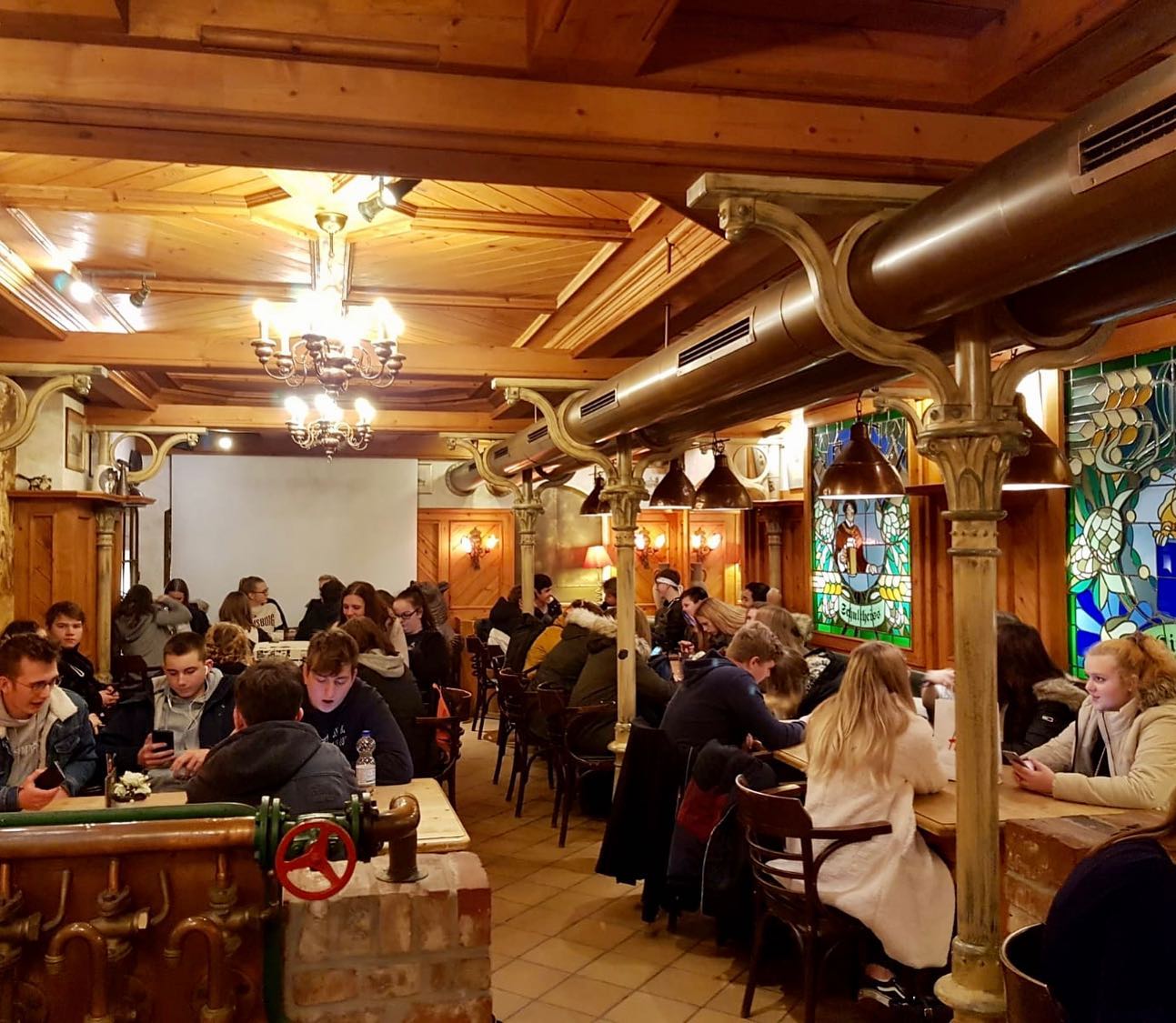 Im Rahmen des Chemie- und Biounterrichts hat unser 11. Jahrgang bei der Berliner-Kindl-Schultheiss-Brauerei einen spanne
