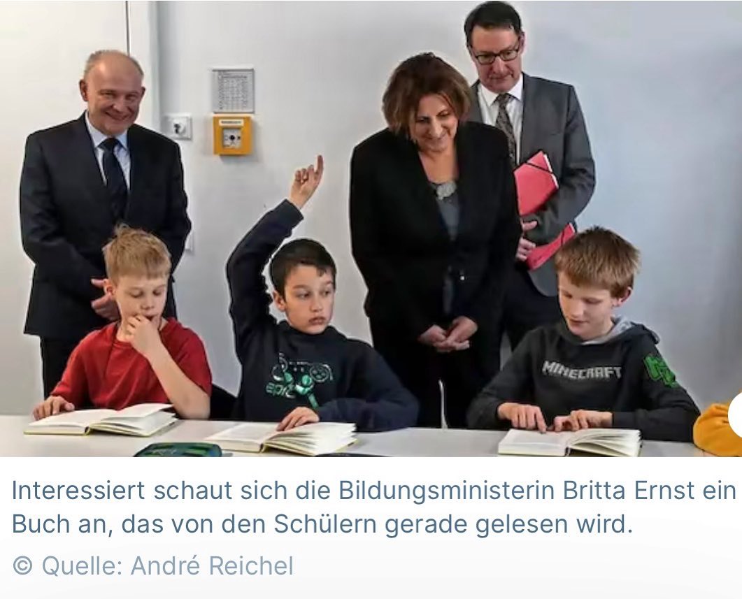 Brandenburgs Bildungsministerin Britta Ernst informierte sich gestern vor Ort über unsere sanierte Schule. Sie nahm sich
