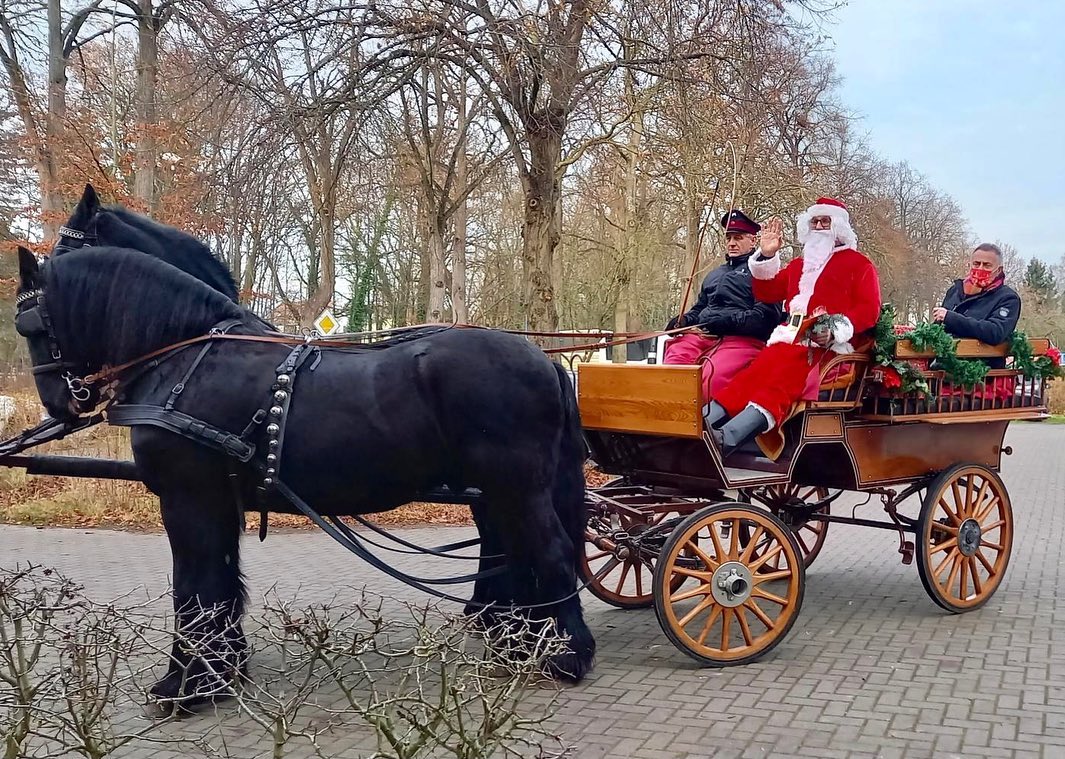 Eine schöne Überraschung für unsere Hortkinder! Der Weihnachtsmann der @neustaedter_gestuete war heute mit Bürgermeister
