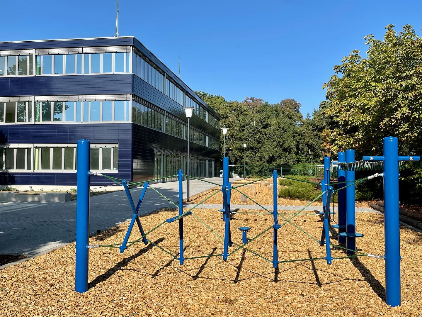 Erste Eindrücke unserer neuen Schule. Viele Pflanzen, moderne Spielgeräte und Sitzmöglichkeiten für die Pausen werden da