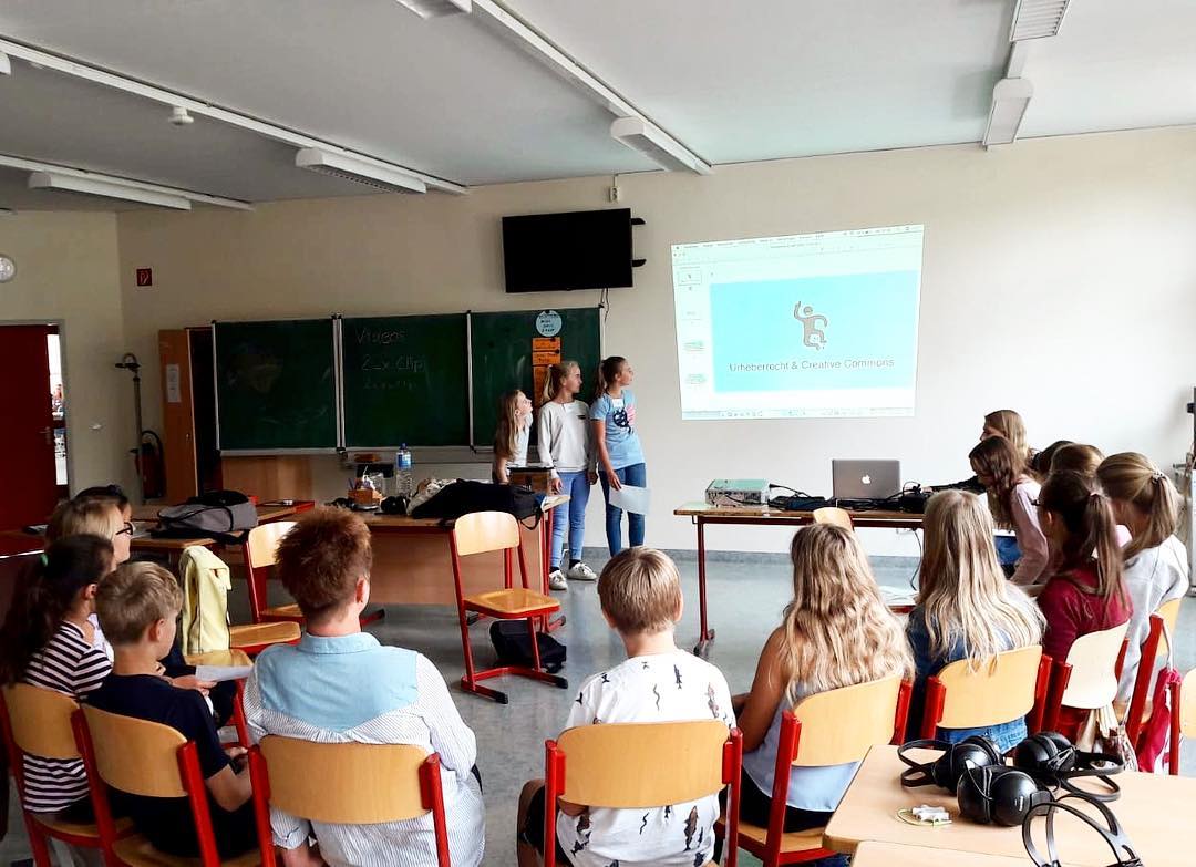 Projekt „Netzkompetenzen“ in Klasse 7. Die Schülerinnen und Schüler haben Plakate und Präsentationen u.a. zu Regeln in s