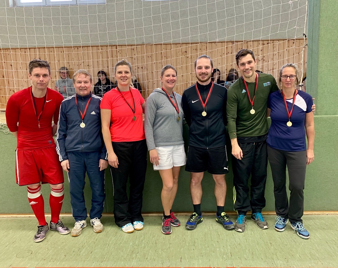 Das traditionelle Volleyballturnier zu Weihnachten hat Schüler und Lehrer heute ganz schön herausgefordert. Sportliche H