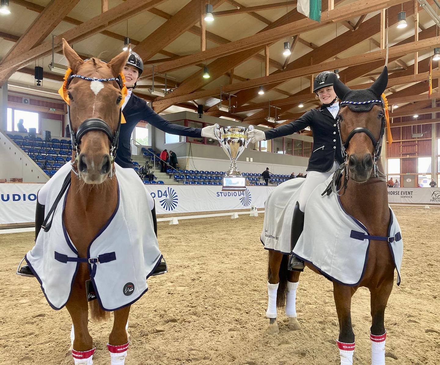Erst seit wenigen Wochen ist Lena Pögel in der Spezialklasse Reitsport und schon so erfolgreich:
So konnte Lena in Pruss