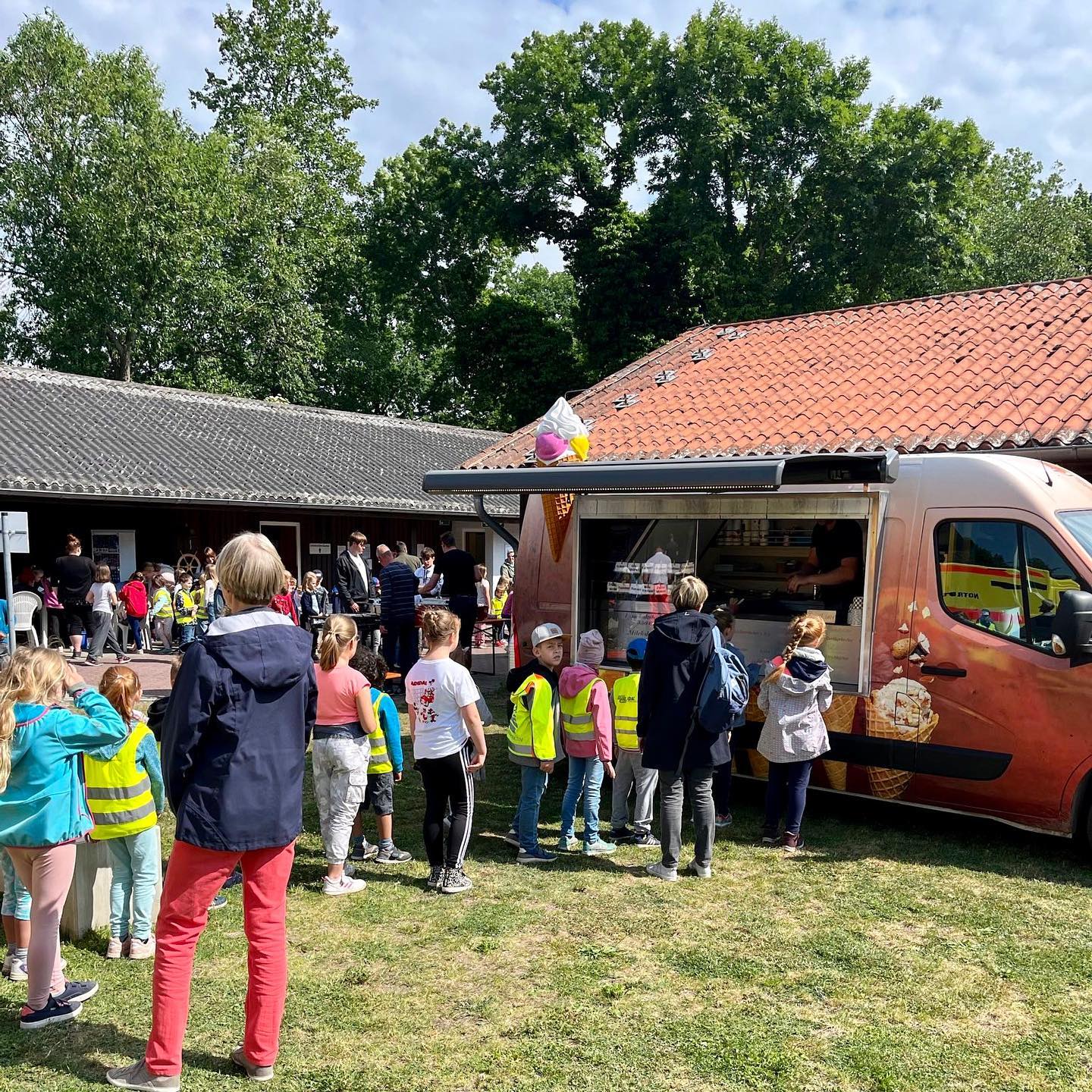 Unsere Klassen 1-4 und die Vorschulkinder haben den Kindertag heute kräftig gefeiert. Auf dem Gelände des Neustädter Fre