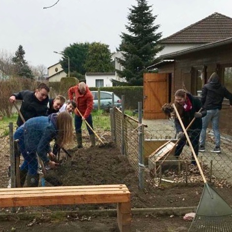 NaWi mal ganz praktisch! Der Schulgarten wurde heute von der 9a auf den Frühling vorbereitet. #abinsbeet #frühlingsgefüh