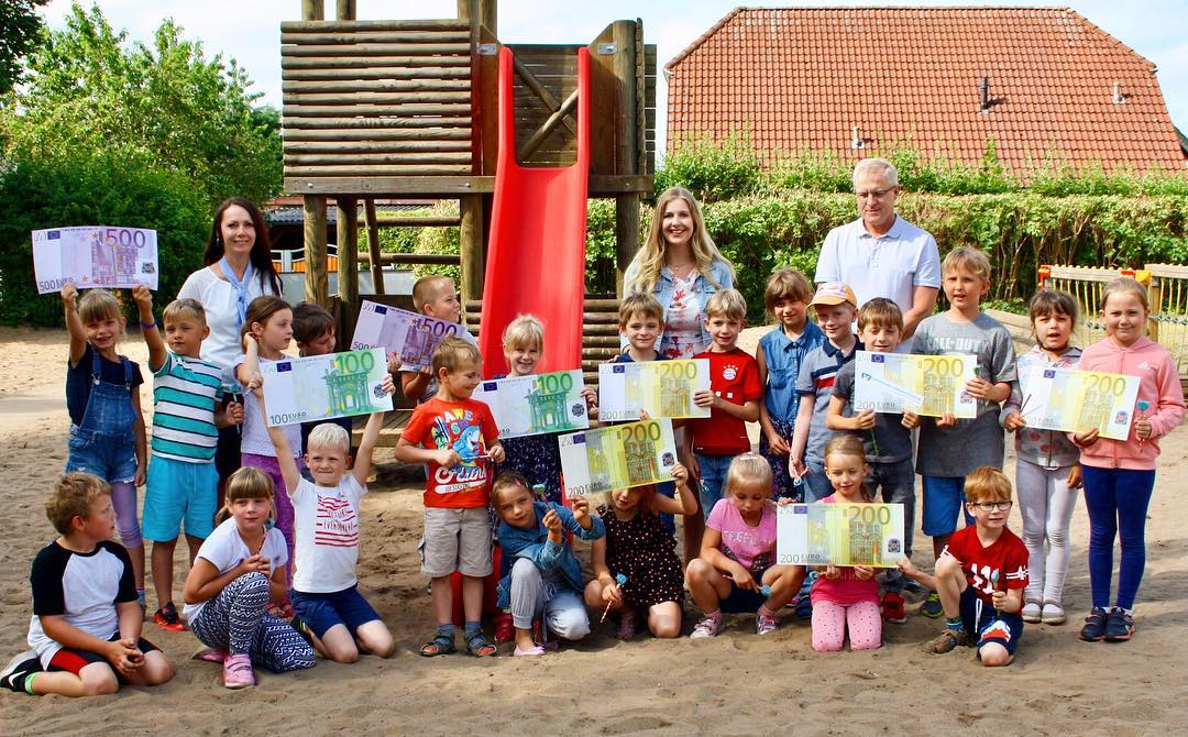 Juhuu! Die Mühe hat sich gelohnt. Die Klasse 1a hat im Geldforscherprojekt 2200 Euro gewonnen. Das Geld wurde bereits vo