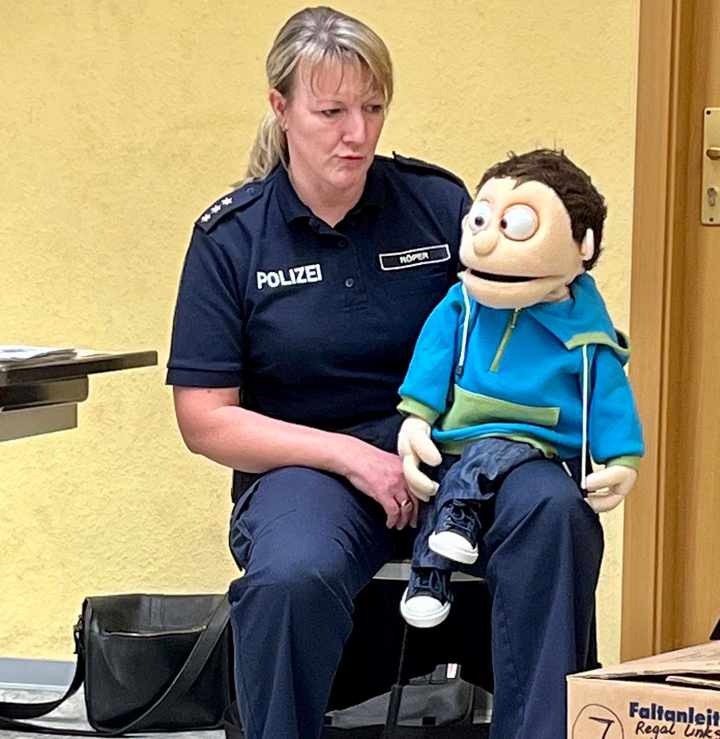 Im Rahmen der Gewaltprävention waren heute Frau Röper von der Polizei und Jupp in beiden ersten Klassen. Der kleine Jupp
