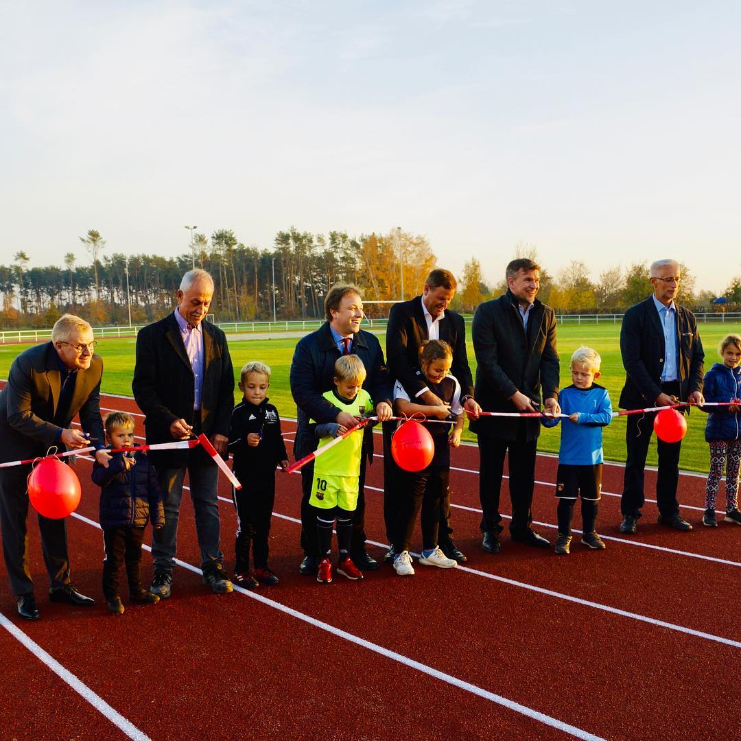 Wir haben einen neuen Sportplatz! Nach der feierlichen Eröffnung können wir endlich wieder voll loslegen. #sport #fußbal