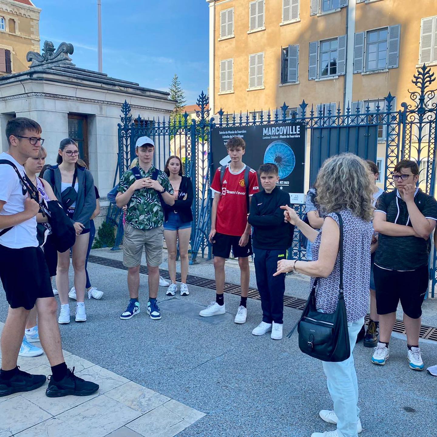 Endlich ist es soweit und wir können unsere Partnerschule in Lyon besuchen. Die Schülerinnen & Schüler haben den heutige