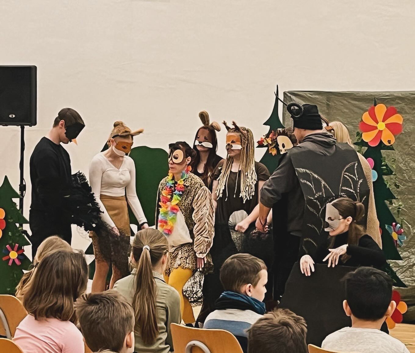 Heute hatten wir eine unglaublich tolle Theateraufführung in der Aula. Das OSZ Friesack war mit Lehrerin Katja Blum und 