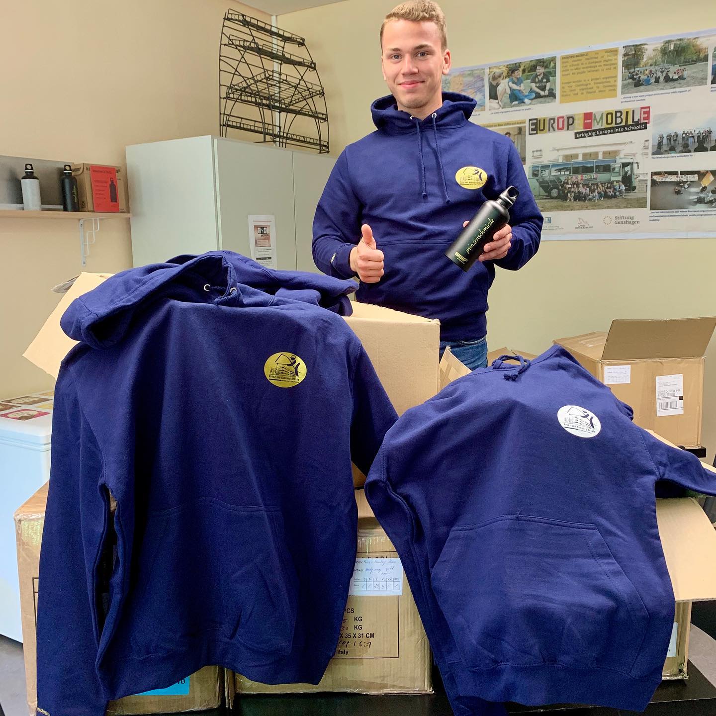 Die neuen Schulpullover sind da! Kuschelweich im coolen navyblau mit Logo und Ärmelschriftzug in gold oder weiß. Größe X