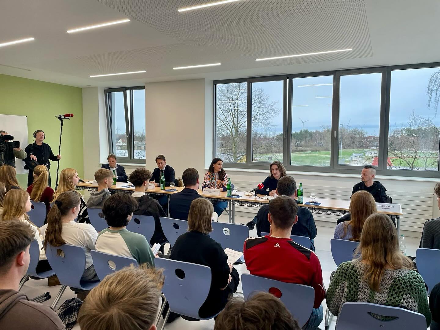 Heute hatten wir an unserer Schule spannenden politischen Besuch! Fünf Bundestagskandidaten haben sich in einer Podiumsd
