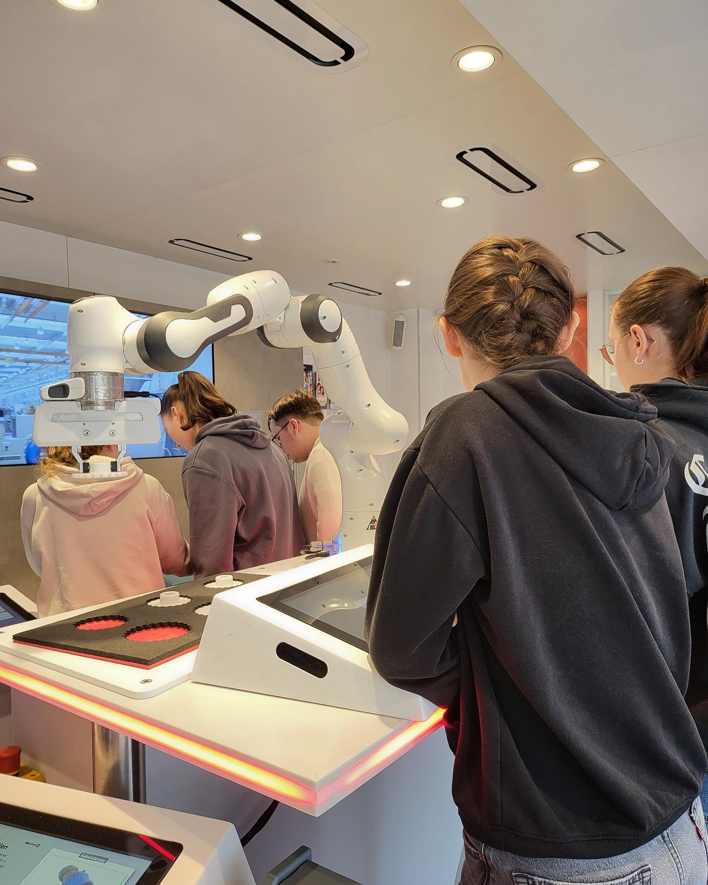 Zukunft zum Anfassen!
Der Zukunftstruck der Metall- und Elektroindustrie ist für eine Woche bei uns an der Prinz-von-Hom