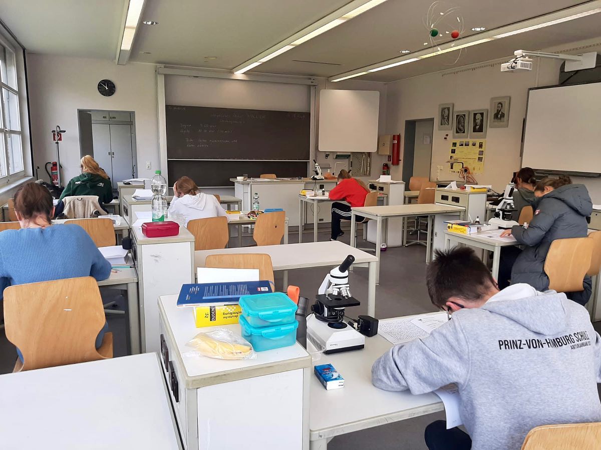 Geschafft! Heute wurden die letzten Abiturklausuren geschrieben. Wir wünschen euch viel Erfolg bei der Vorbereitung der 