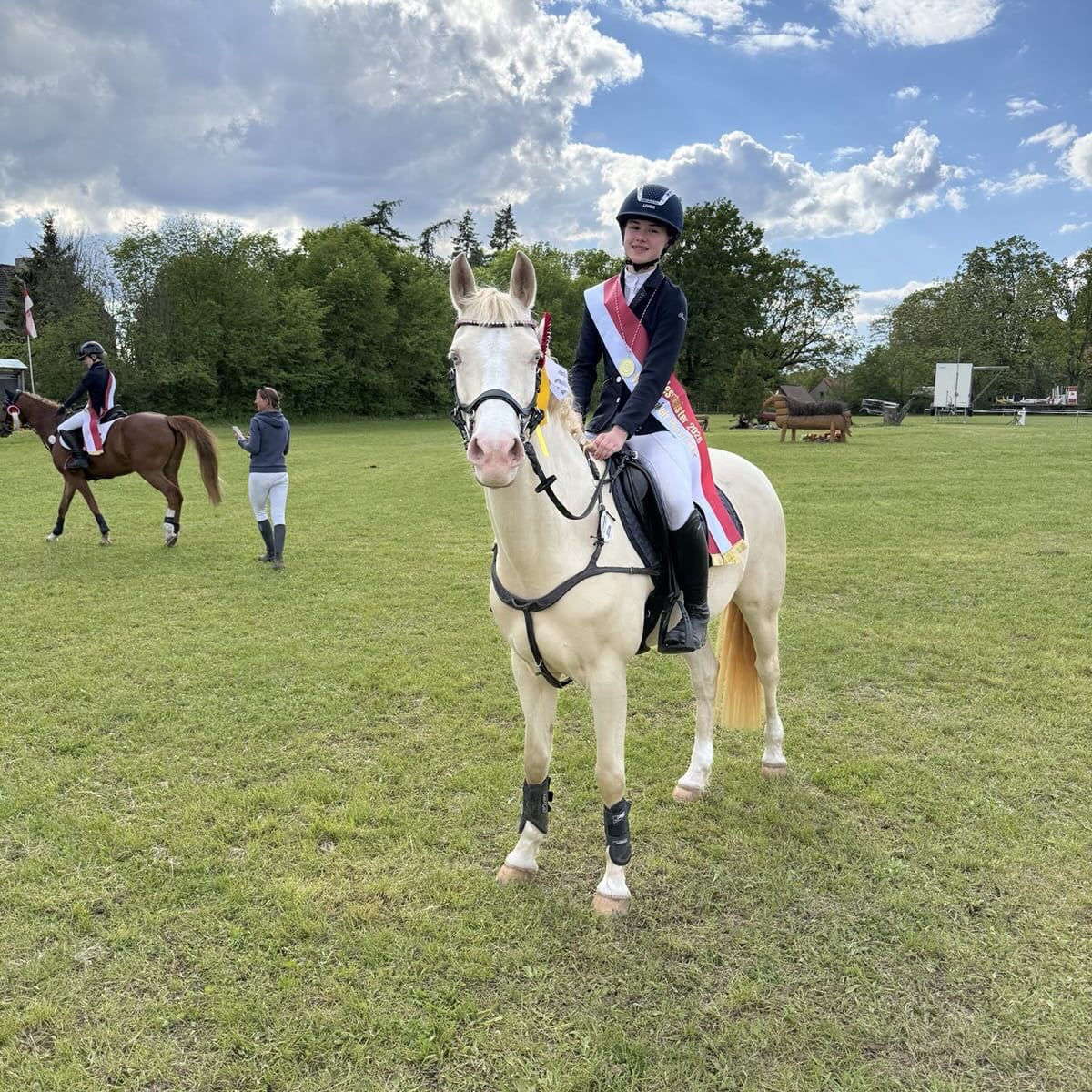 🏆 LANDESMEISTERIN 2026 🏆🐴✨

Wir gratulieren ganz herzlich:
Mia May Barthels (Klasse 9c) ist mit Fredens Fine China Lande