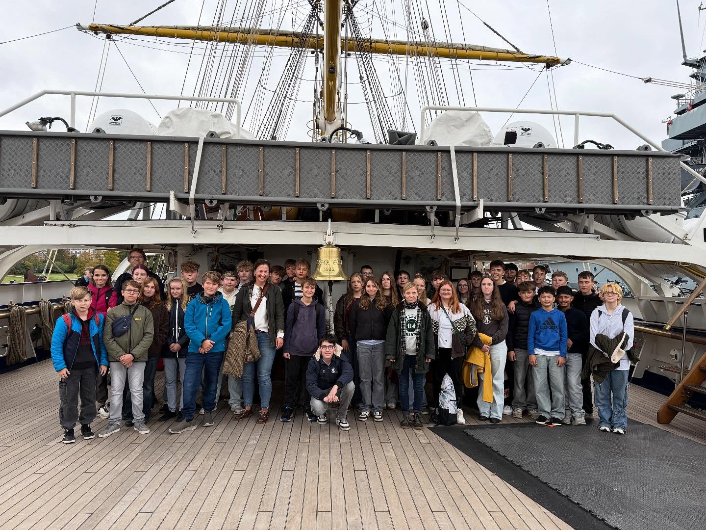 🌊⚓ Ein Tag voller Geschichte, Seefahrt & Ehre ⚓🌊

Heute hatten die Klassen 8b und 8d das ganz besondere Privileg, das Se