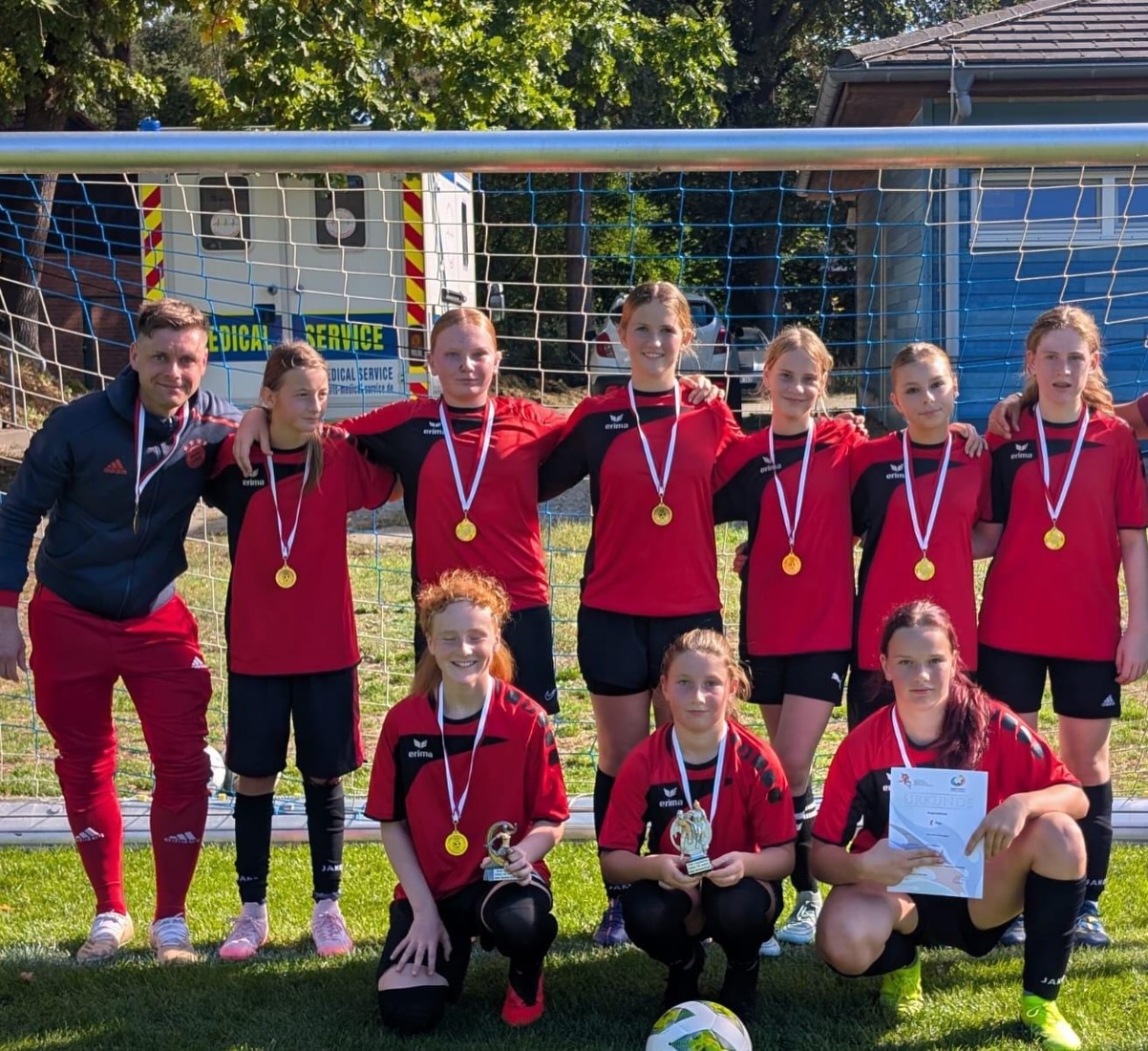 ⚽️🏆 TITEL VERTEIDIGT – WIR FAHREN ZUM LANDESFINALE! 🏆⚽️

Was für eine starke Leistung unserer U15! 🔥 Beim Regionalfinale