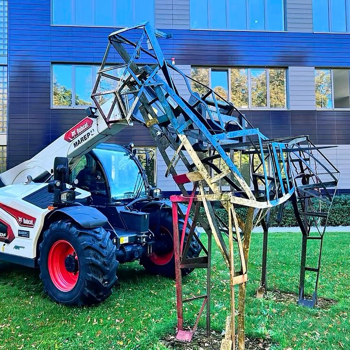 🐴 Unser Schulpferd bekommt ein neues Leben! 🎨✨

Heute hieß es für unser imposantes Metallpferd erst einmal: Abtransport!