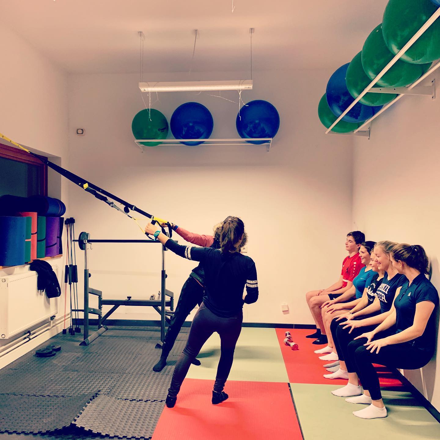 Spontane Sportlichkeit am Sonntagabend. Im eigenen Fitnessraum auf dem Gelände des Gestüts. #sport #fitness #sportlich #