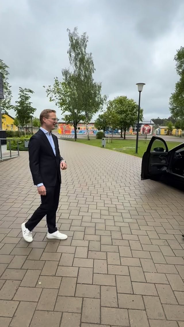 Ein besonderer Tag für unsere Schule 🇩🇪✨

Heute durften wir den brandenburgischen Bildungsminister Gordon Hoffmann an de