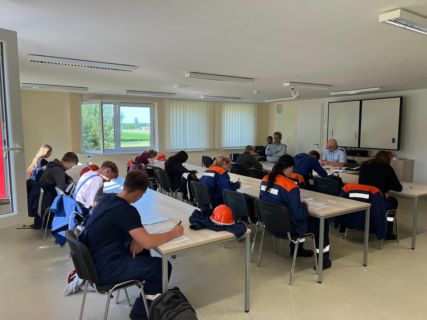 🚨 Tatütata – die Prüfer waren da! 🚒🧯
Heute war es soweit: Unsere WP2-Schülerinnen und -Schüler haben ihre Truppmann 1 Pr